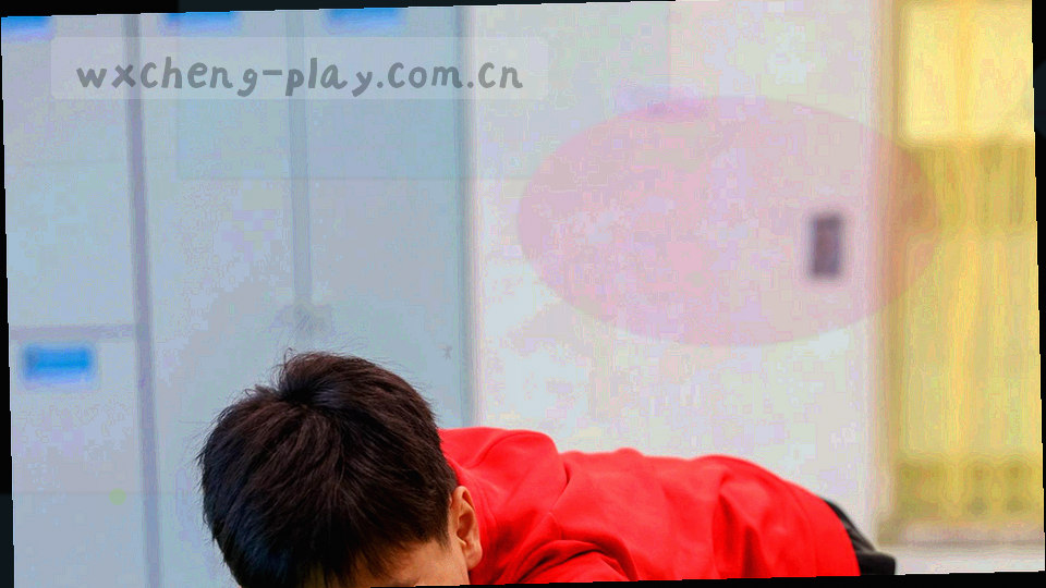 两场比赛回看界面并排示意，中间以箭头衔接，休息片段单独标注